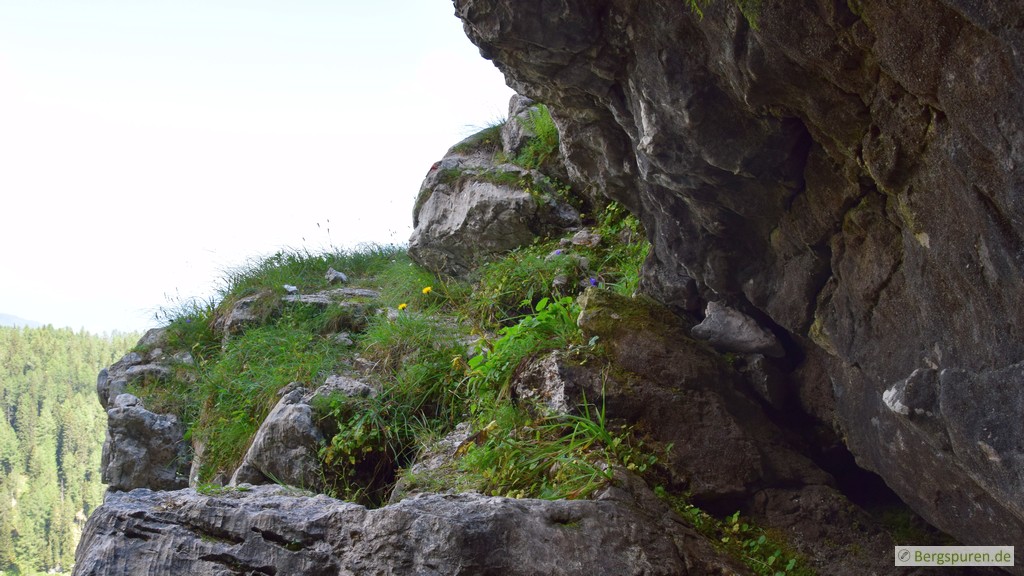 Feldkogelsteig - Querung bei überhängender Felswand