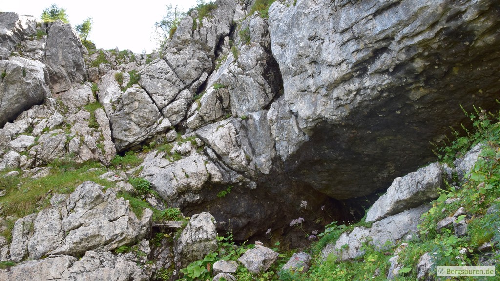 Feldkogelsteig - überhängende Felswand